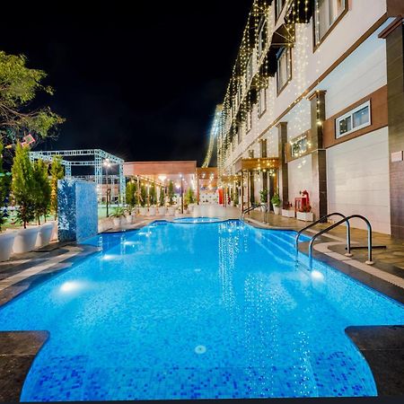 Hotel Vasdaa Grand Дехрадун Екстериор снимка