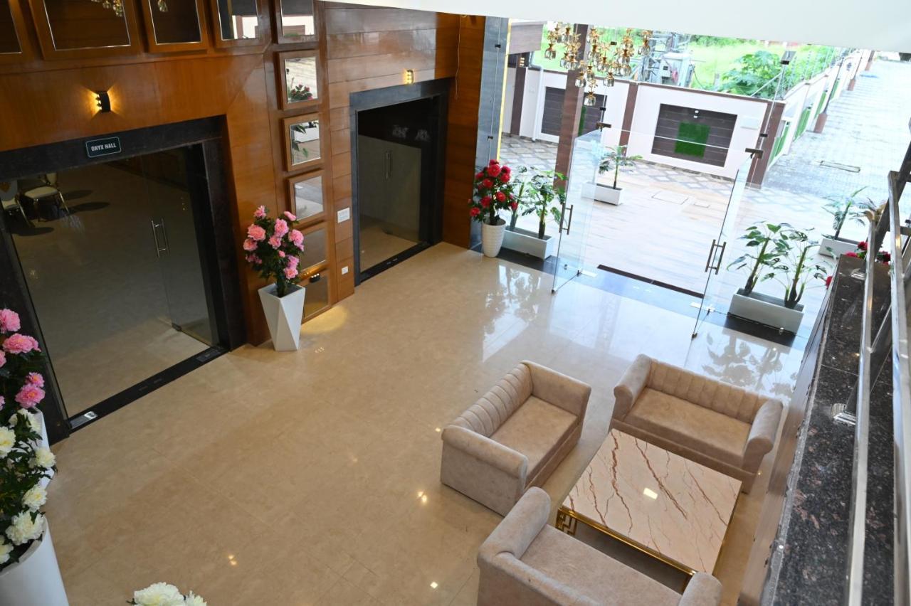 Hotel Vasdaa Grand Дехрадун Екстериор снимка