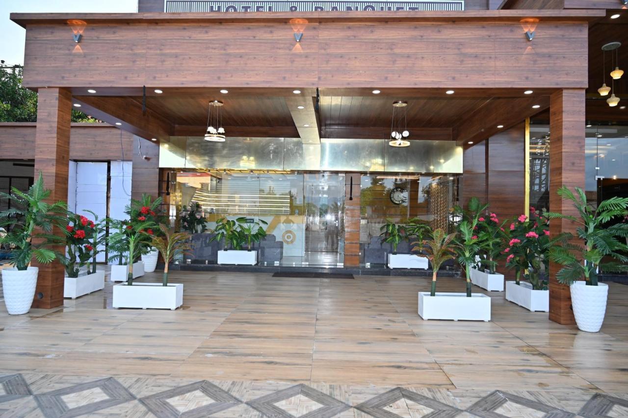Hotel Vasdaa Grand Дехрадун Екстериор снимка