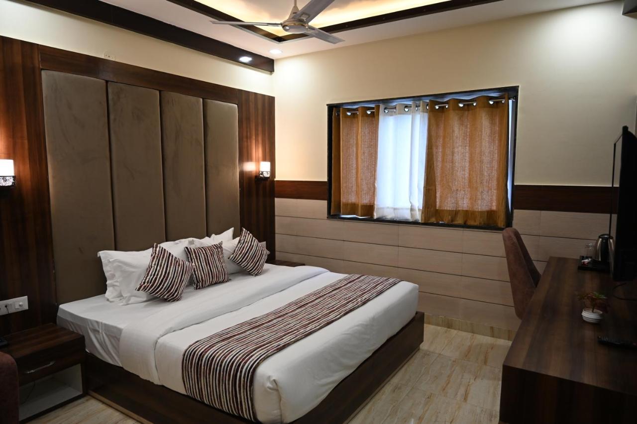 Hotel Vasdaa Grand Дехрадун Екстериор снимка