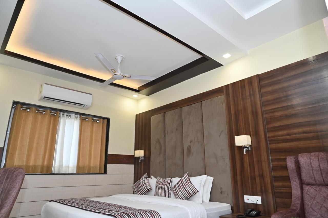 Hotel Vasdaa Grand Дехрадун Екстериор снимка