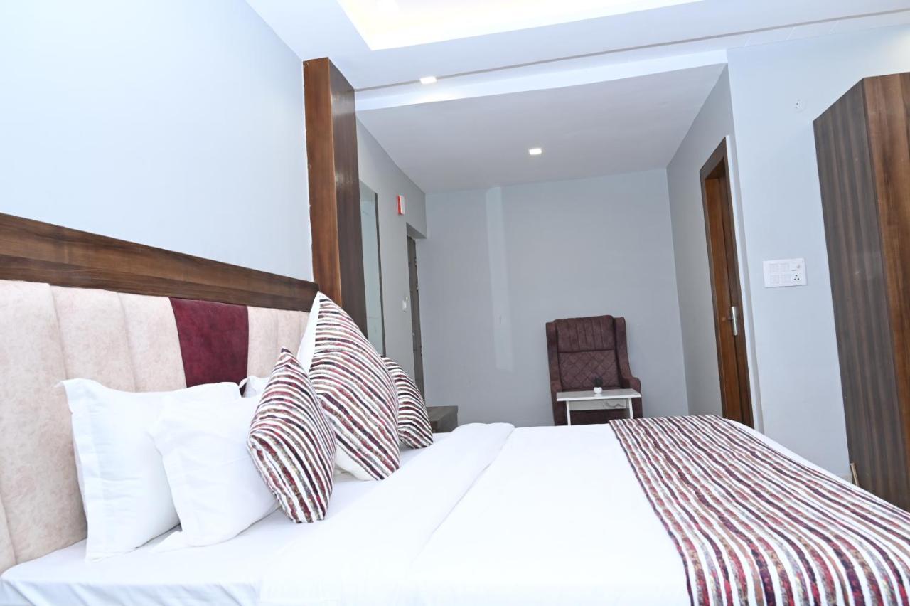 Hotel Vasdaa Grand Дехрадун Екстериор снимка