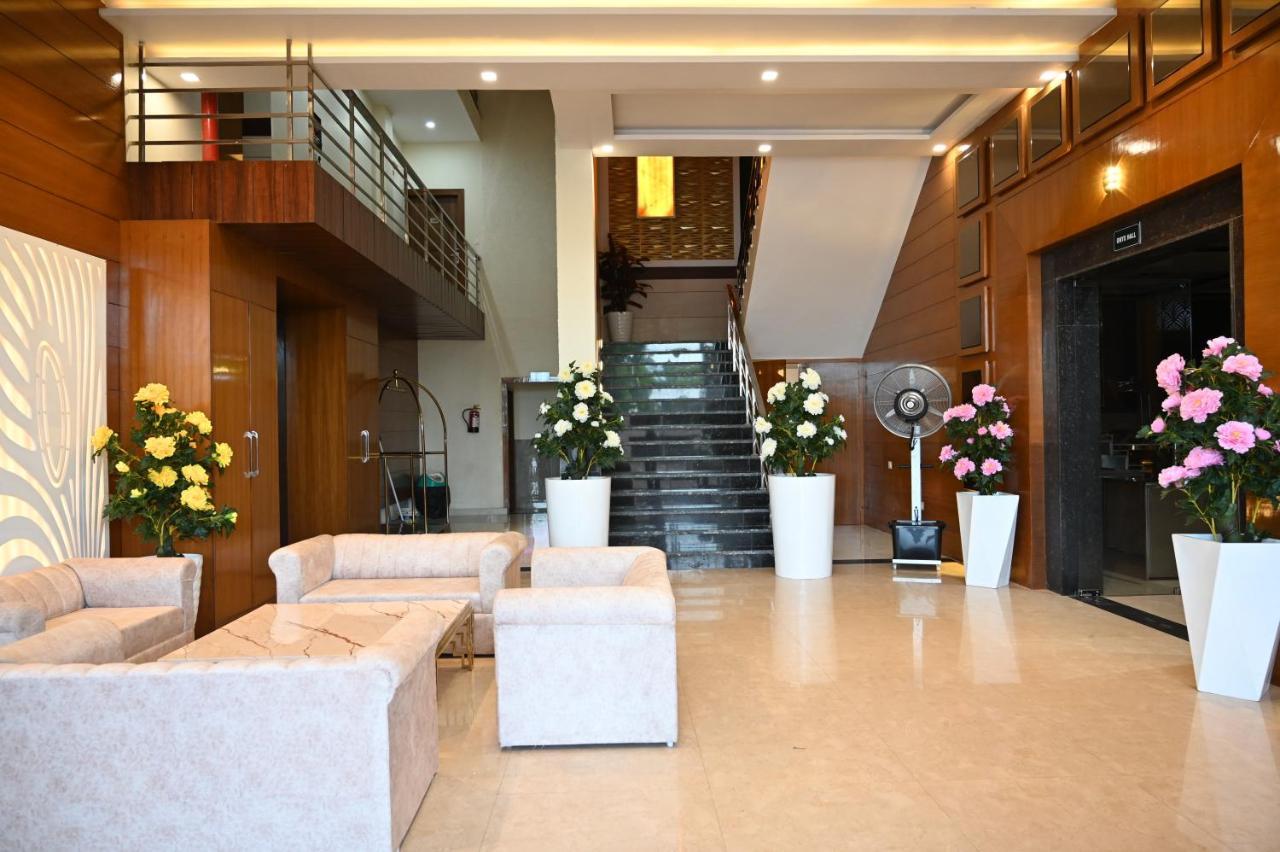 Hotel Vasdaa Grand Дехрадун Екстериор снимка
