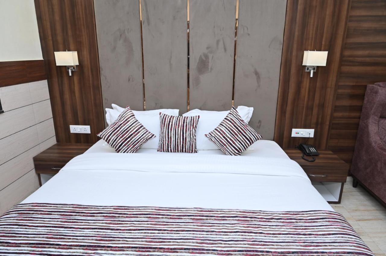 Hotel Vasdaa Grand Дехрадун Екстериор снимка