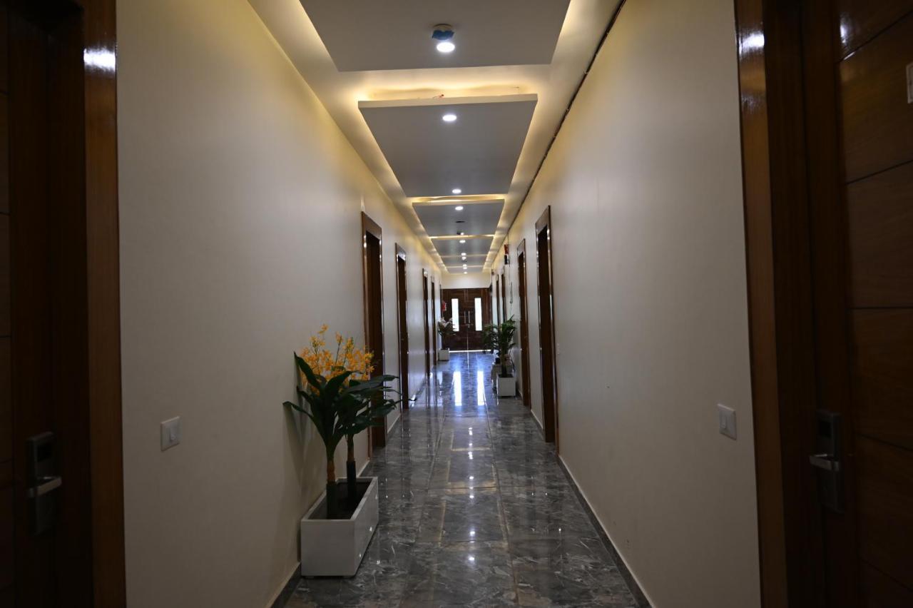 Hotel Vasdaa Grand Дехрадун Екстериор снимка