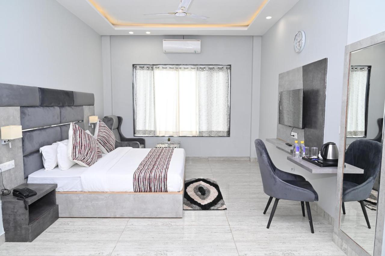 Hotel Vasdaa Grand Дехрадун Екстериор снимка