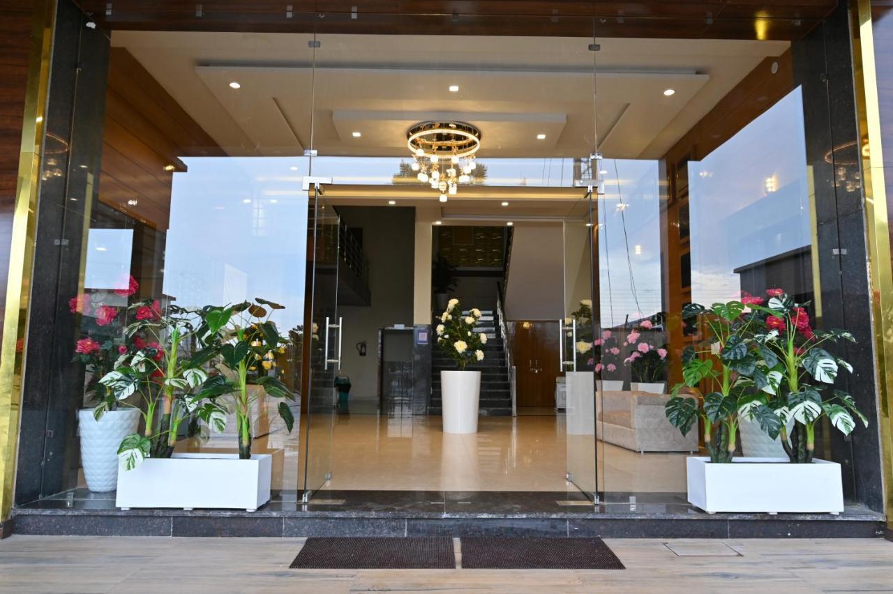 Hotel Vasdaa Grand Дехрадун Екстериор снимка