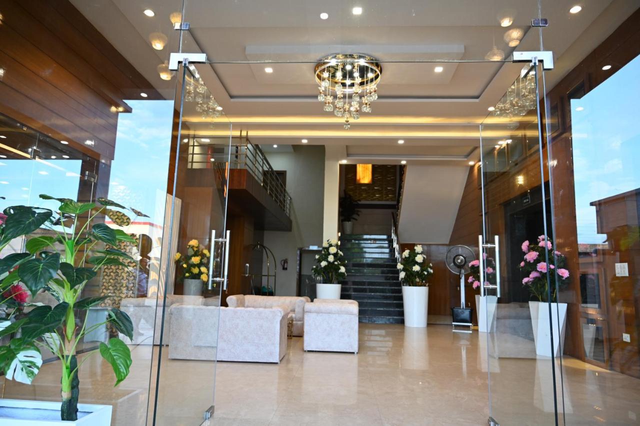 Hotel Vasdaa Grand Дехрадун Екстериор снимка
