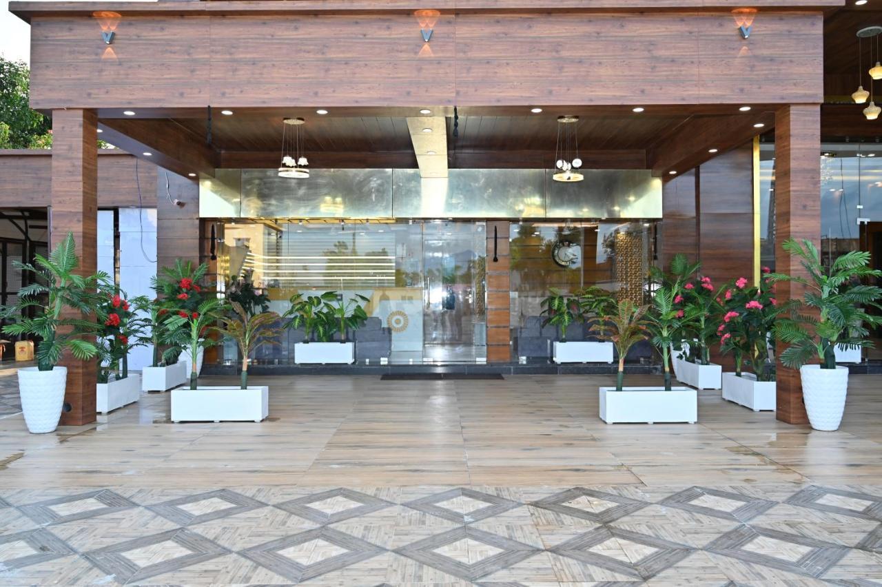Hotel Vasdaa Grand Дехрадун Екстериор снимка