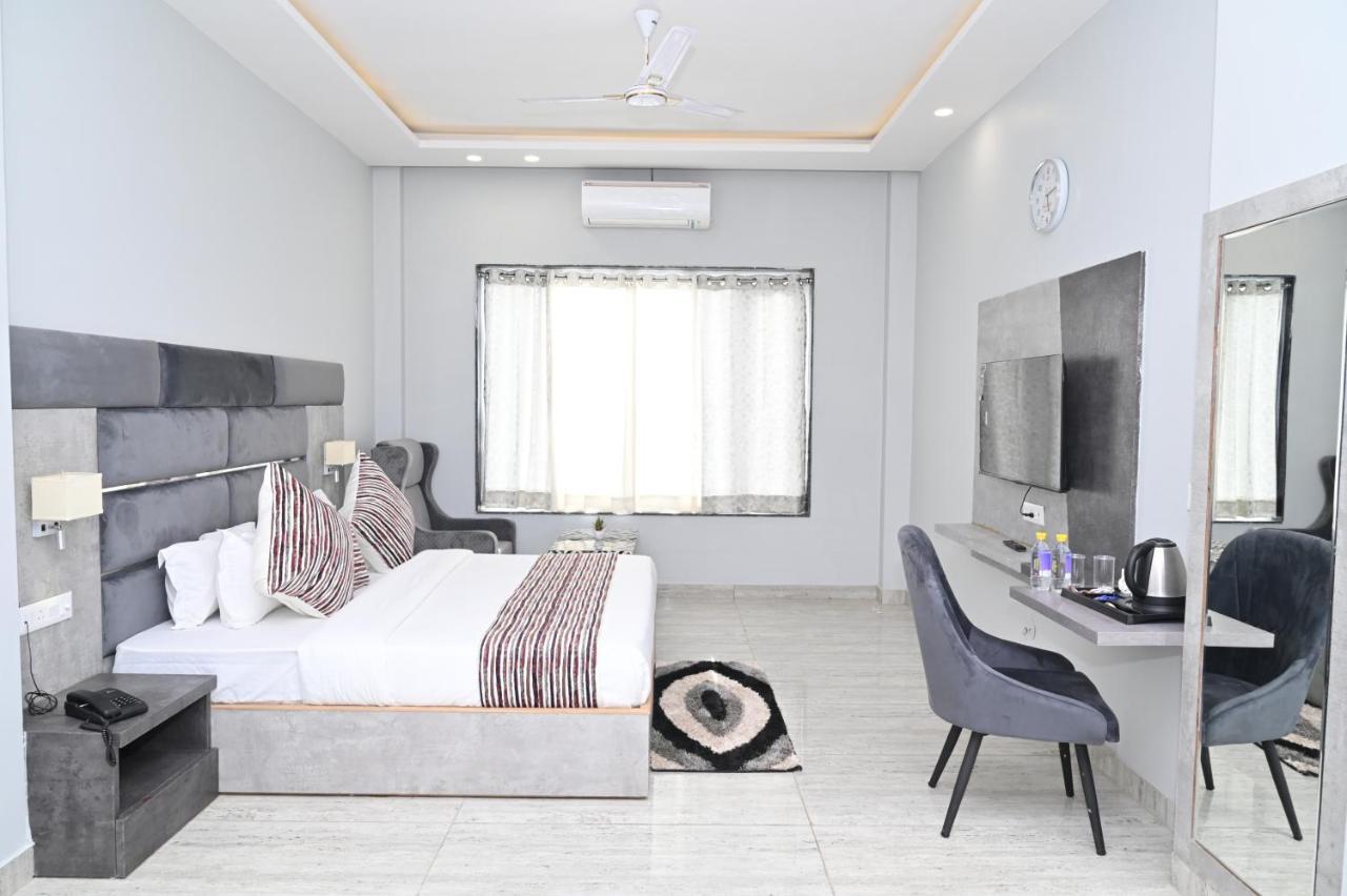 Hotel Vasdaa Grand Дехрадун Екстериор снимка