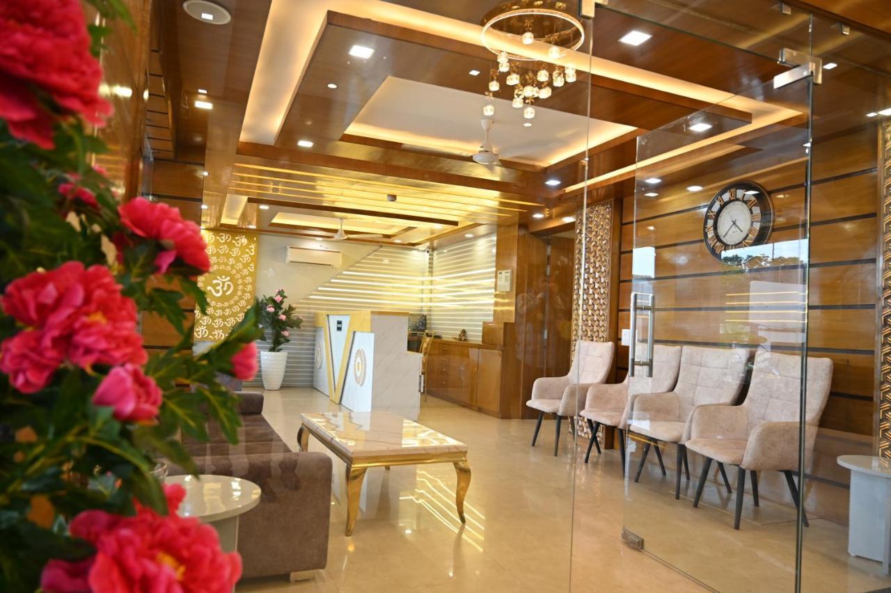 Hotel Vasdaa Grand Дехрадун Екстериор снимка