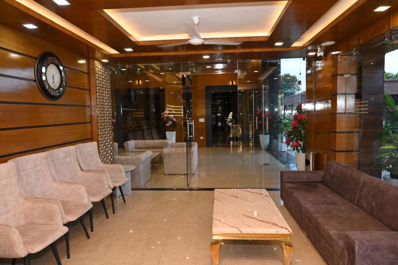 Hotel Vasdaa Grand Дехрадун Екстериор снимка