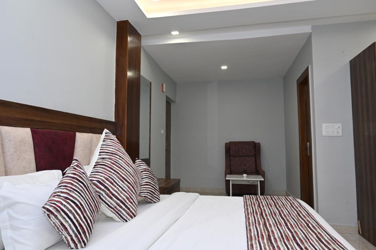 Hotel Vasdaa Grand Дехрадун Екстериор снимка