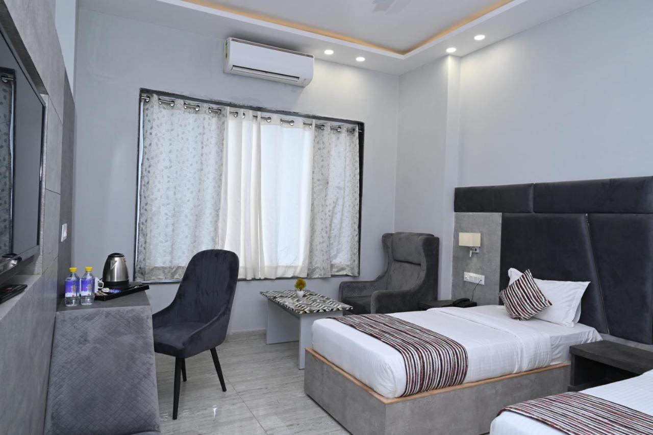 Hotel Vasdaa Grand Дехрадун Екстериор снимка