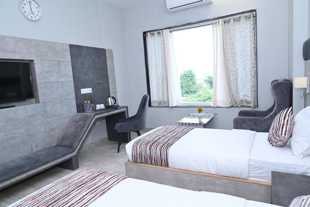 Hotel Vasdaa Grand Дехрадун Екстериор снимка
