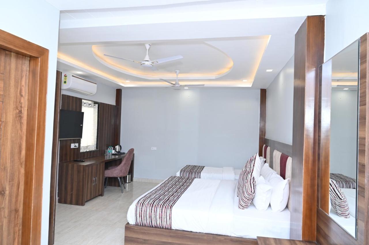 Hotel Vasdaa Grand Дехрадун Екстериор снимка