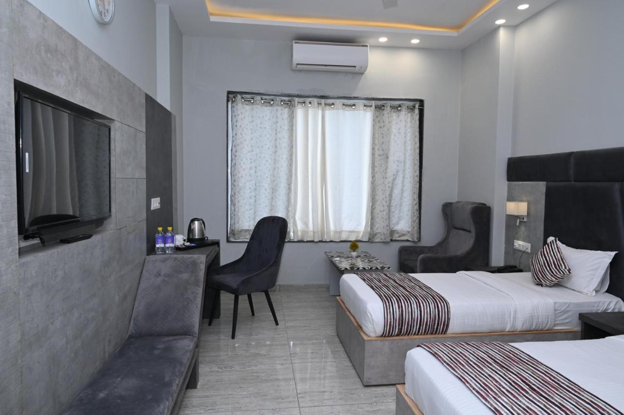 Hotel Vasdaa Grand Дехрадун Екстериор снимка