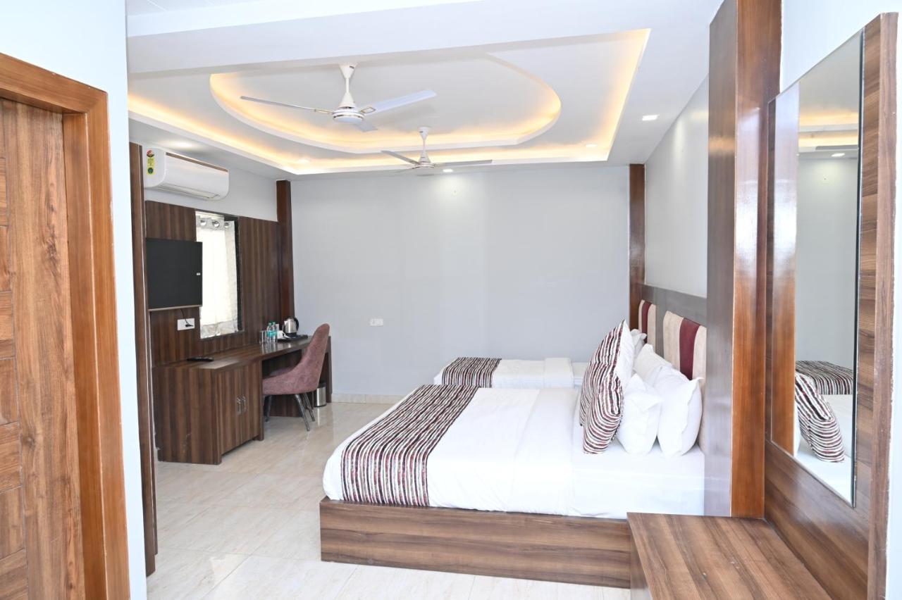 Hotel Vasdaa Grand Дехрадун Екстериор снимка