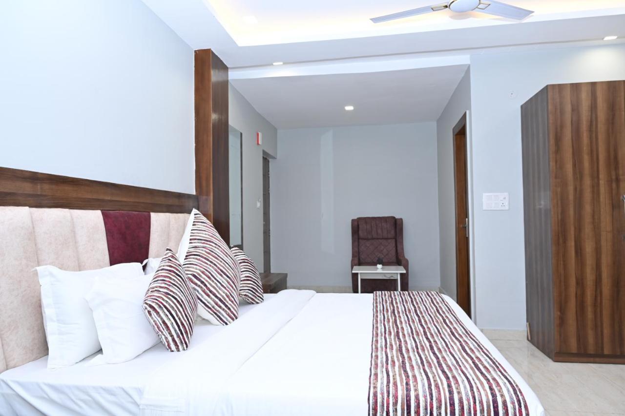 Hotel Vasdaa Grand Дехрадун Екстериор снимка