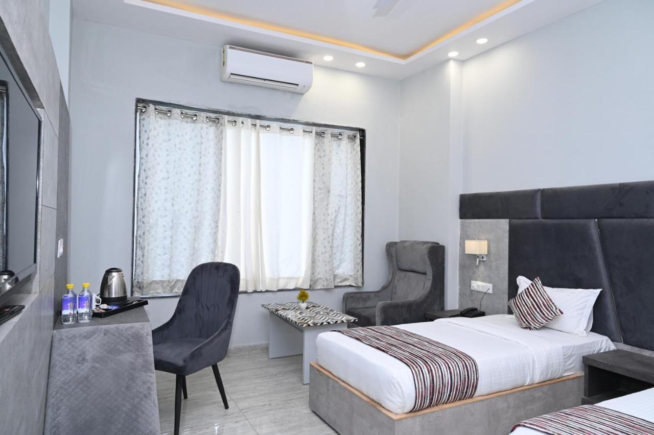 Hotel Vasdaa Grand Дехрадун Екстериор снимка