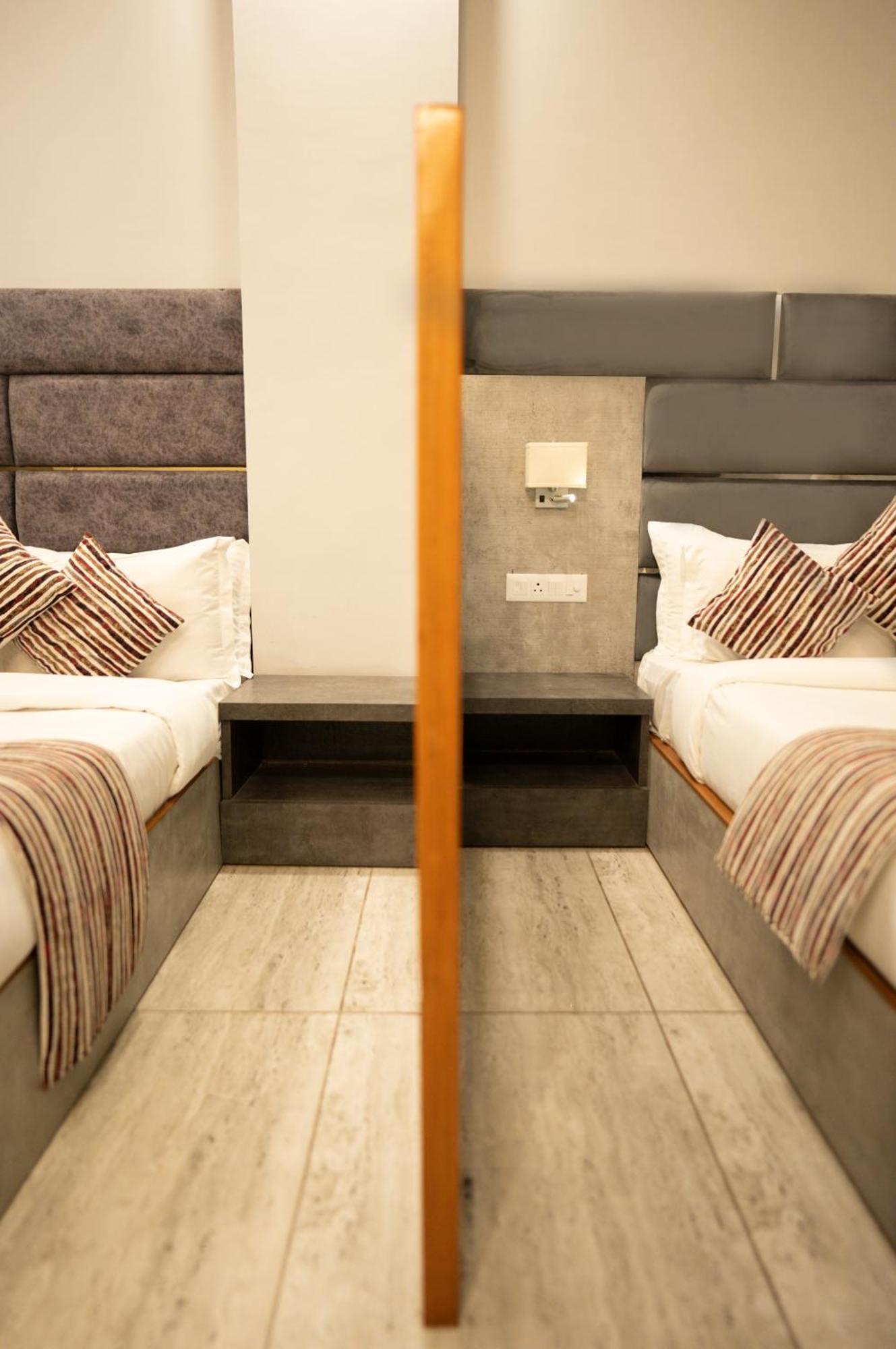 Hotel Vasdaa Grand Дехрадун Екстериор снимка