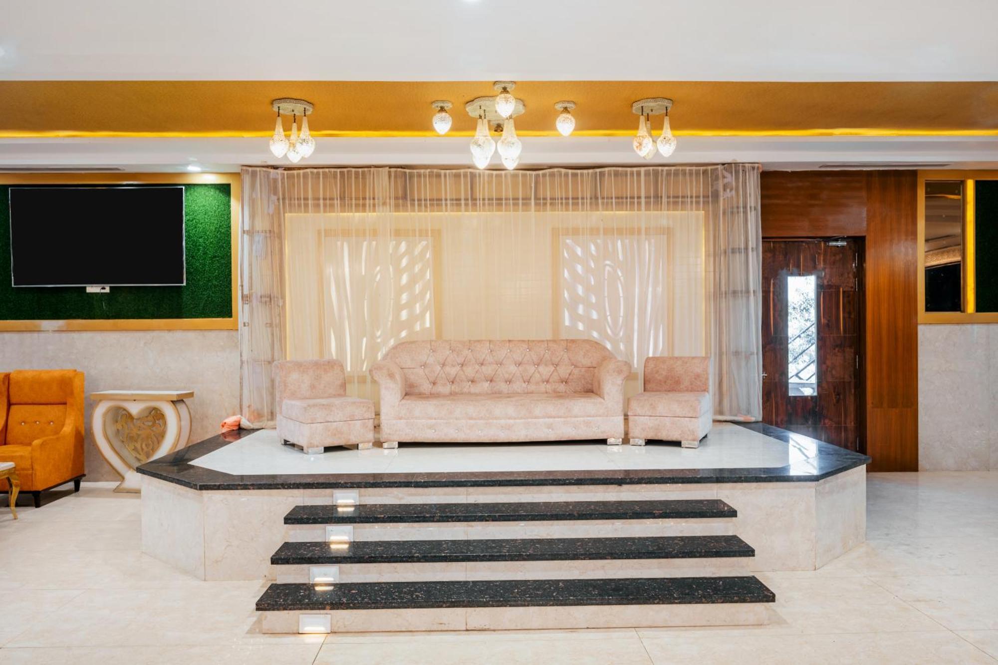 Hotel Vasdaa Grand Дехрадун Екстериор снимка