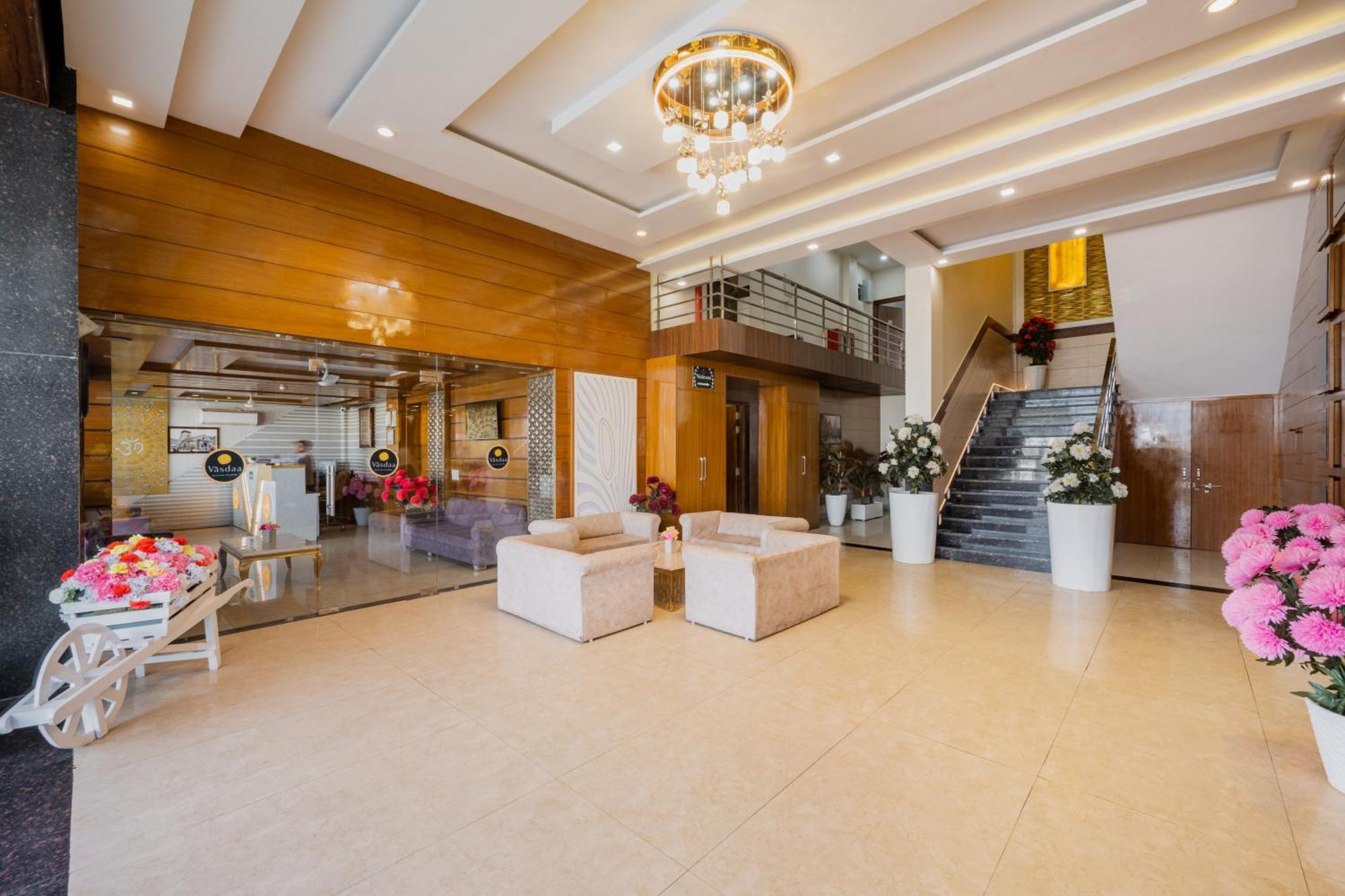 Hotel Vasdaa Grand Дехрадун Екстериор снимка