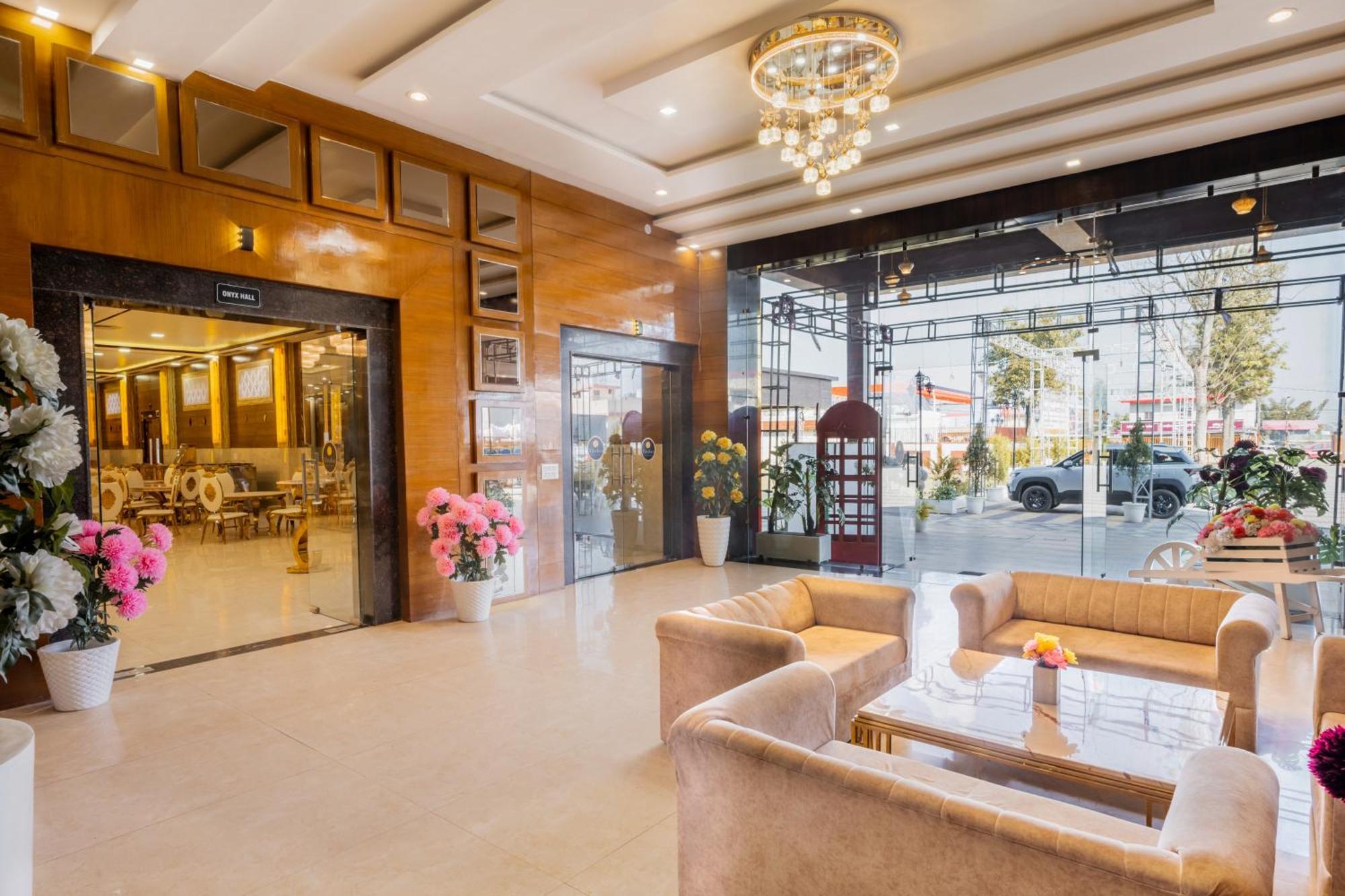 Hotel Vasdaa Grand Дехрадун Екстериор снимка