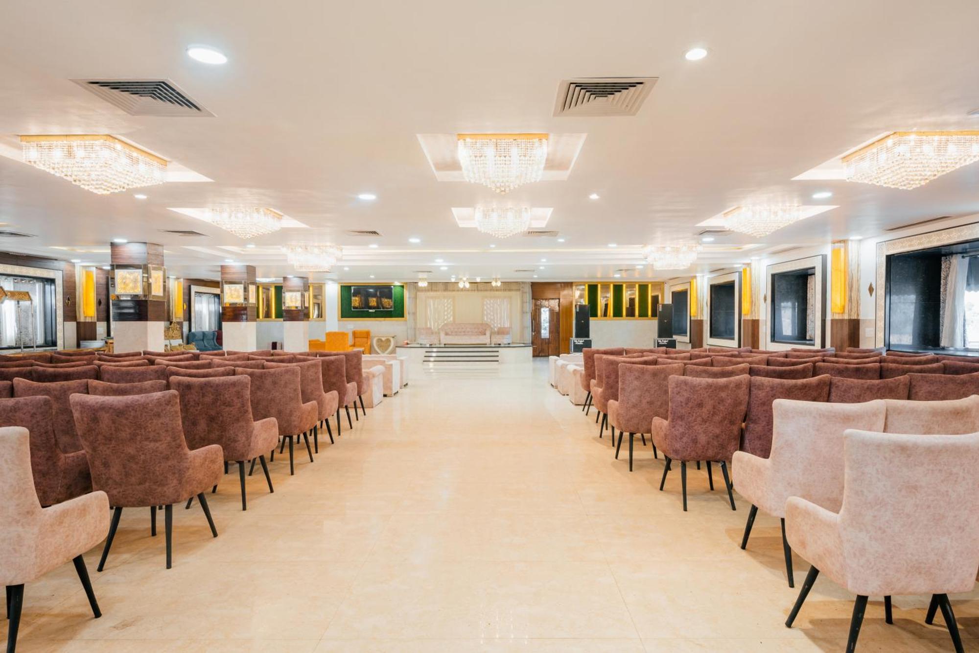 Hotel Vasdaa Grand Дехрадун Екстериор снимка