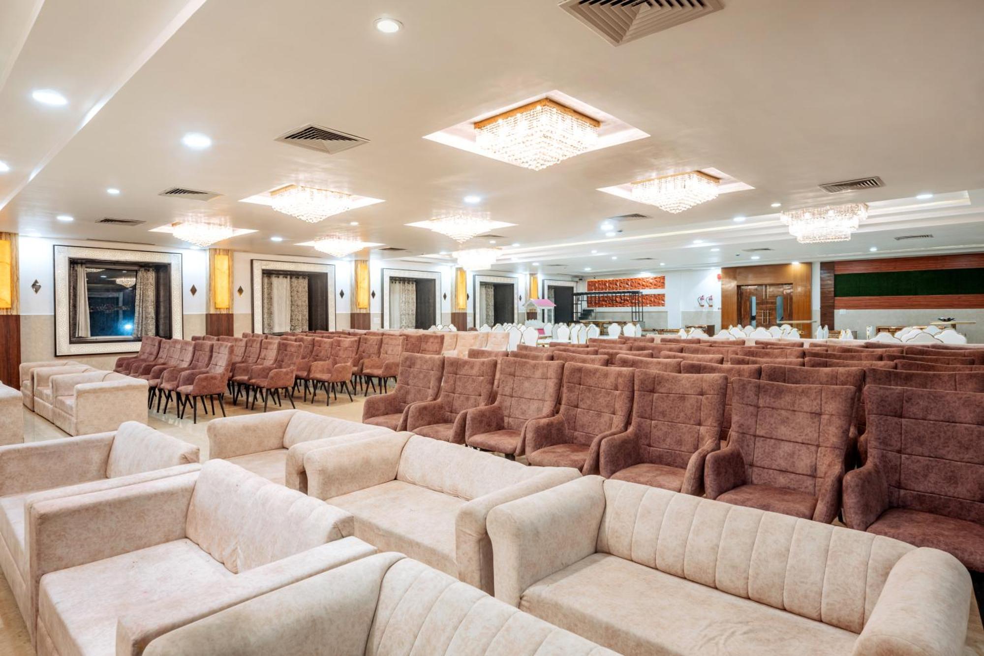 Hotel Vasdaa Grand Дехрадун Екстериор снимка