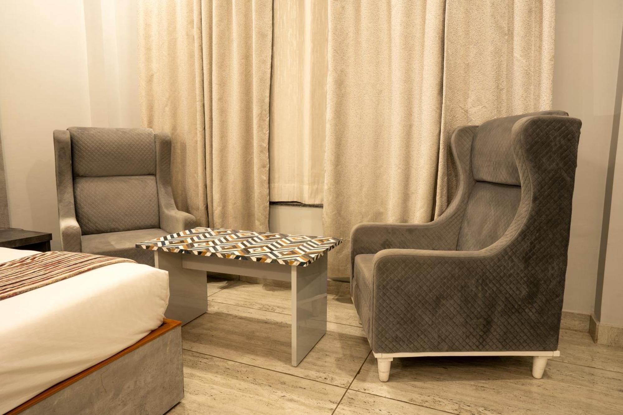 Hotel Vasdaa Grand Дехрадун Екстериор снимка