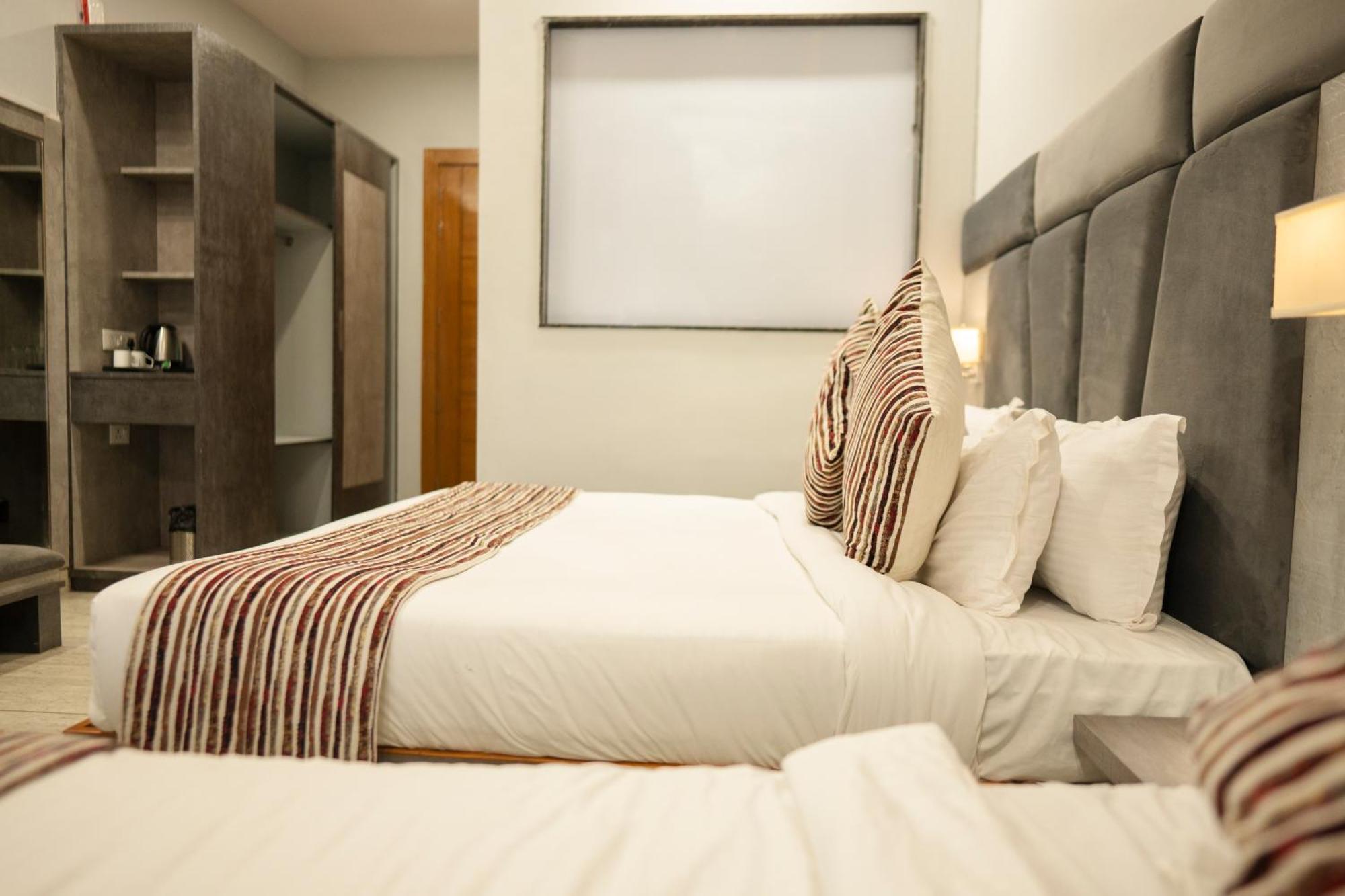 Hotel Vasdaa Grand Дехрадун Екстериор снимка