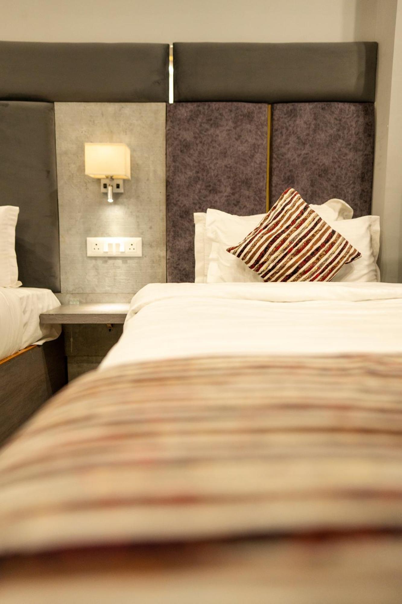 Hotel Vasdaa Grand Дехрадун Екстериор снимка