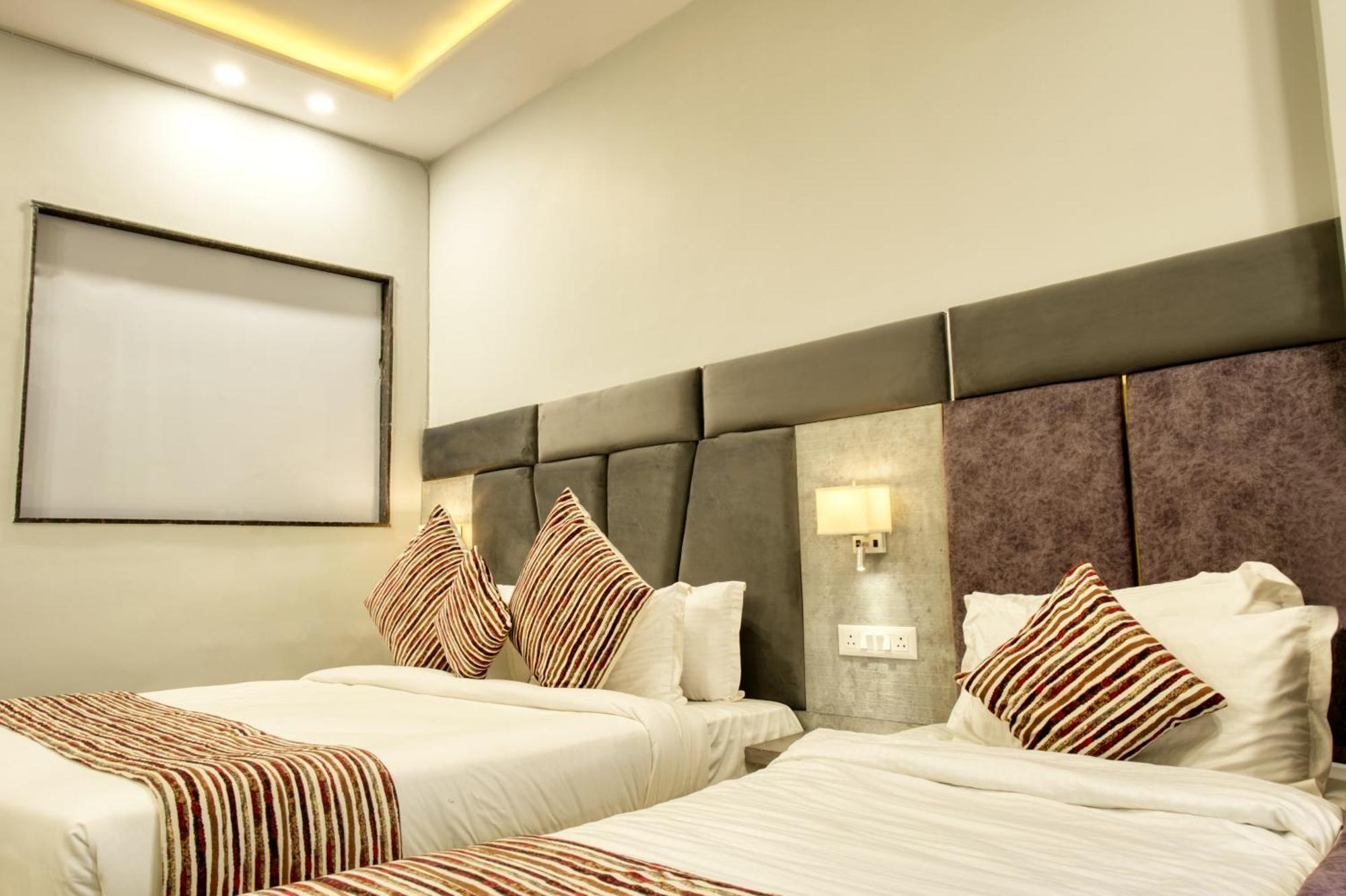 Hotel Vasdaa Grand Дехрадун Екстериор снимка