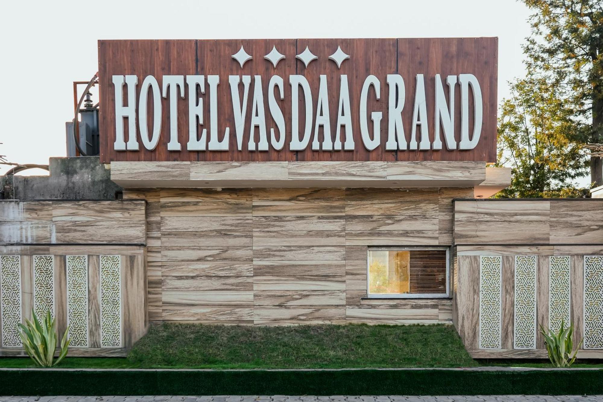 Hotel Vasdaa Grand Дехрадун Екстериор снимка