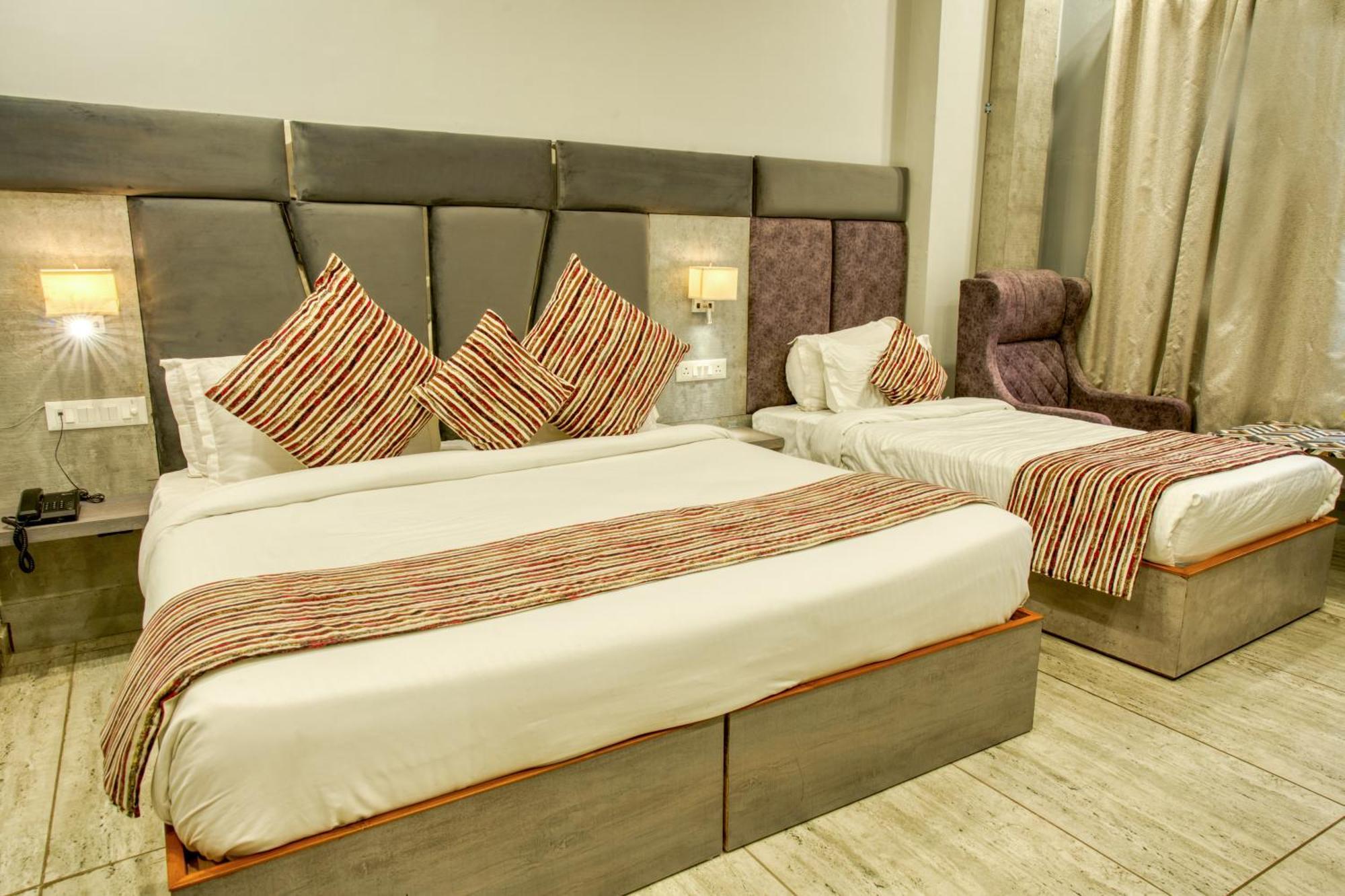 Hotel Vasdaa Grand Дехрадун Екстериор снимка