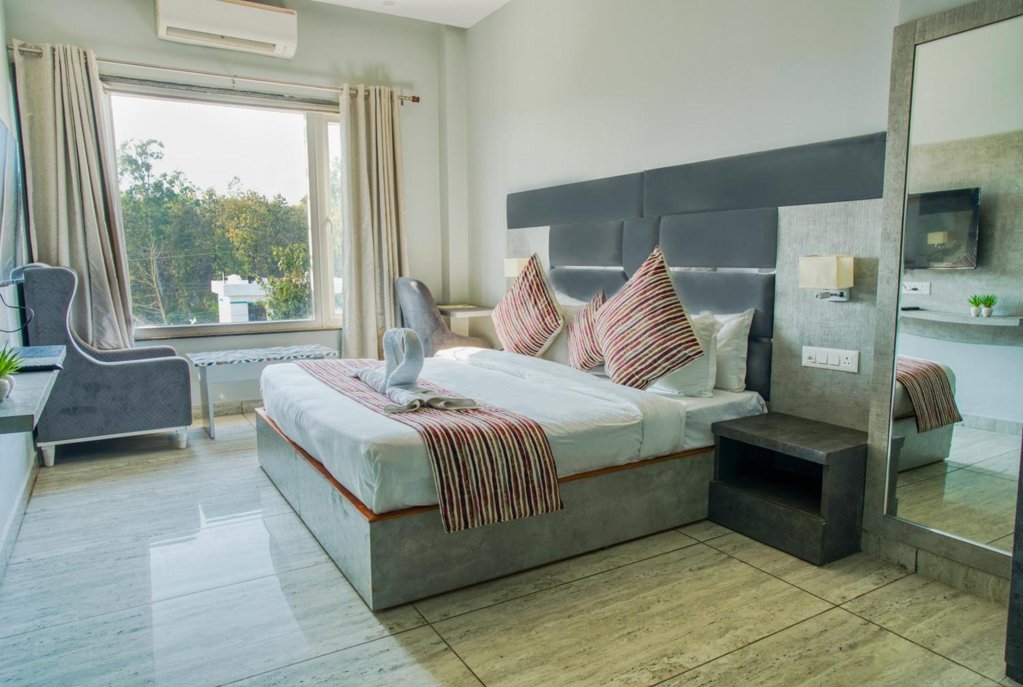 Hotel Vasdaa Grand Дехрадун Екстериор снимка