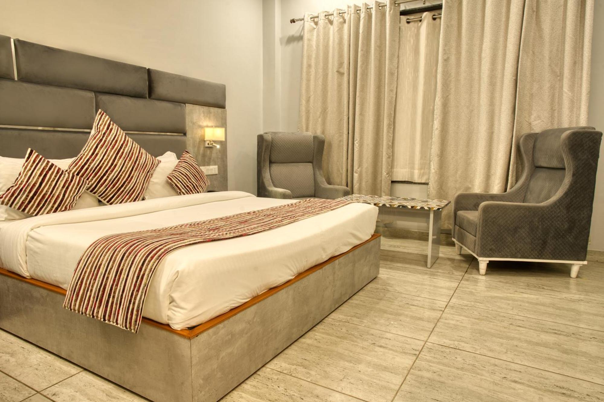 Hotel Vasdaa Grand Дехрадун Екстериор снимка