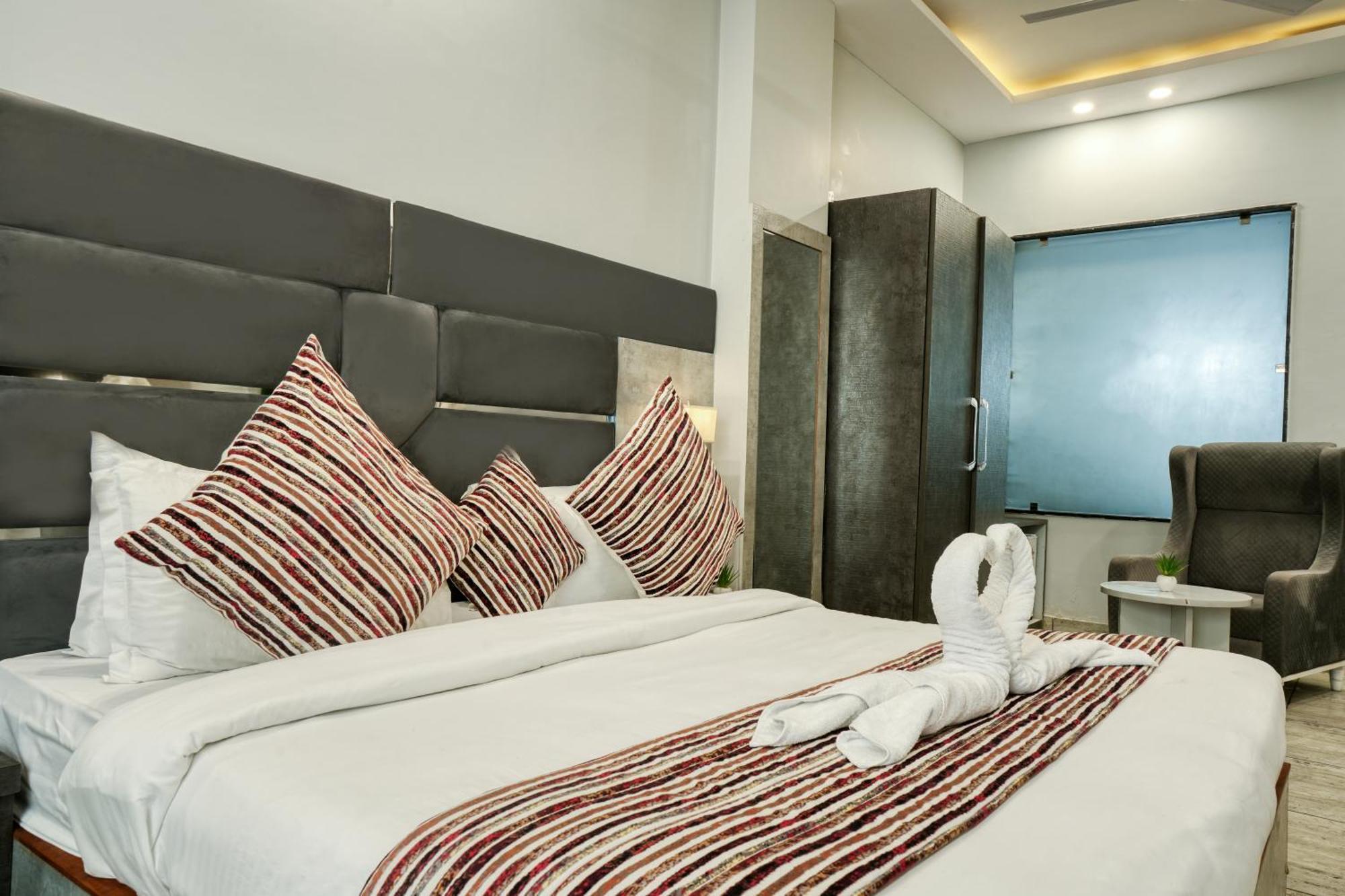 Hotel Vasdaa Grand Дехрадун Екстериор снимка