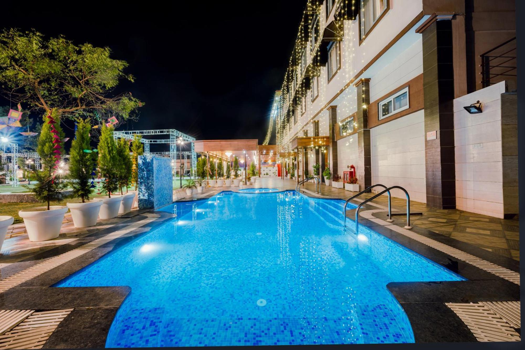 Hotel Vasdaa Grand Дехрадун Екстериор снимка