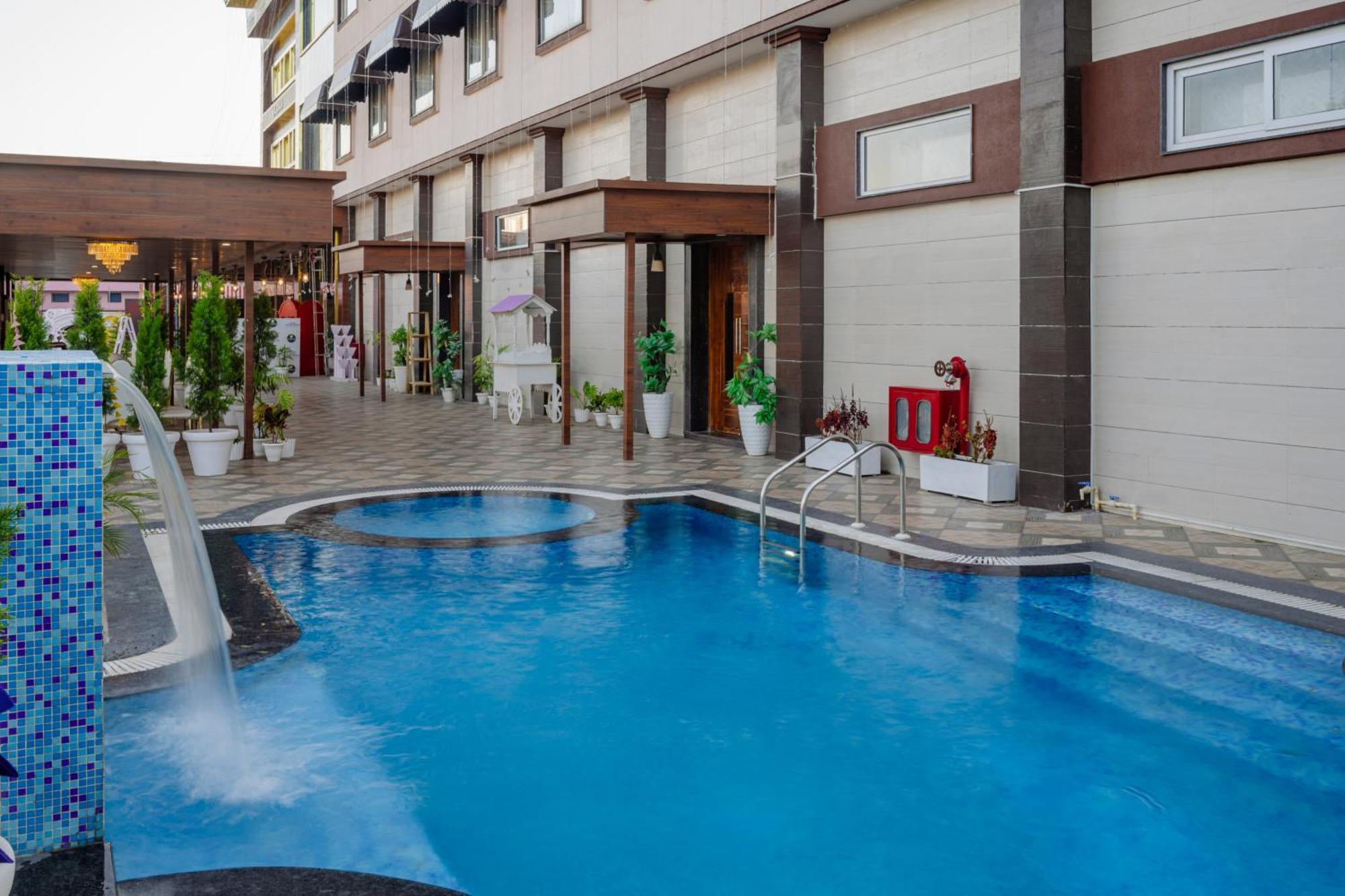 Hotel Vasdaa Grand Дехрадун Екстериор снимка