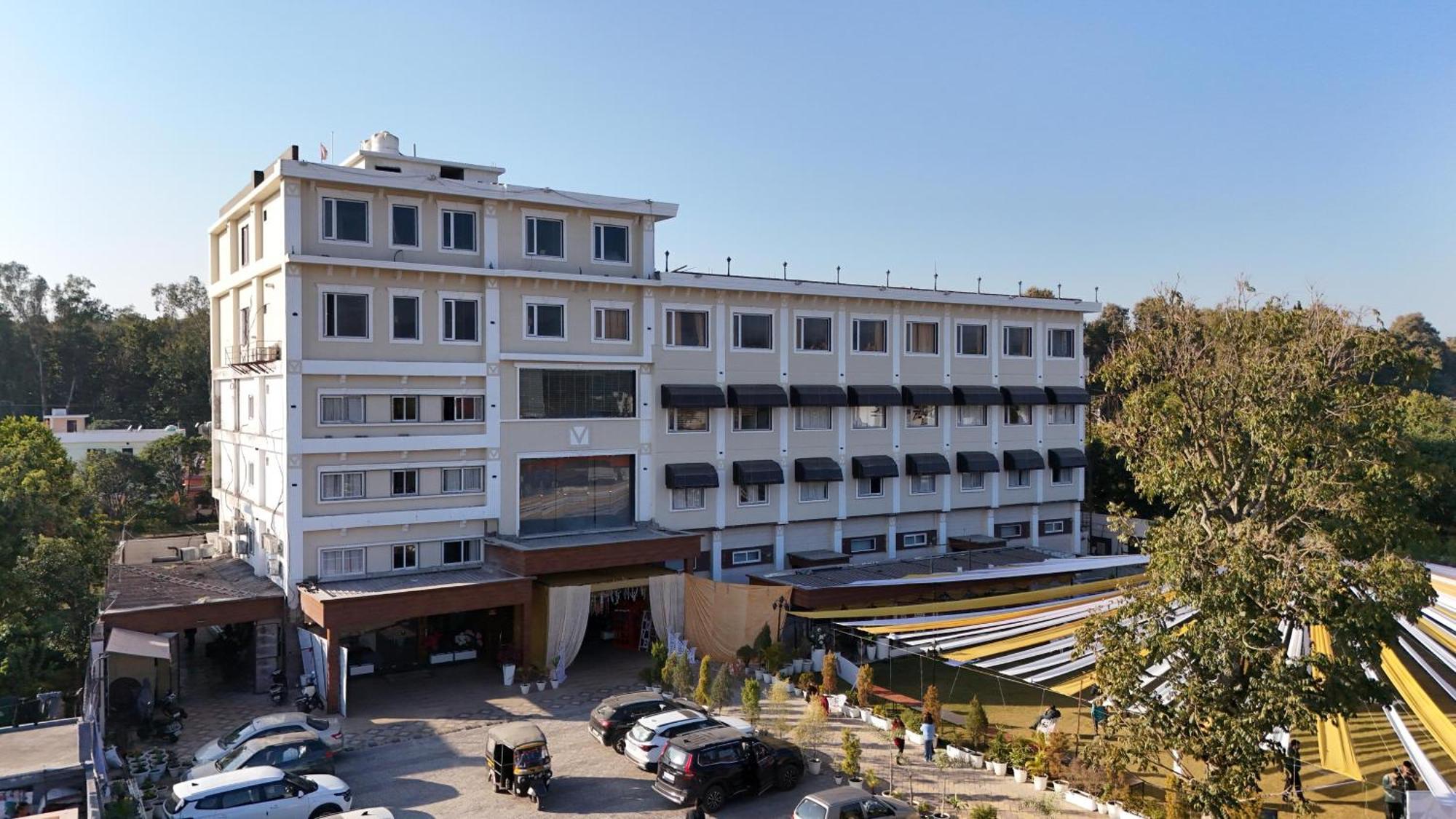 Hotel Vasdaa Grand Дехрадун Екстериор снимка